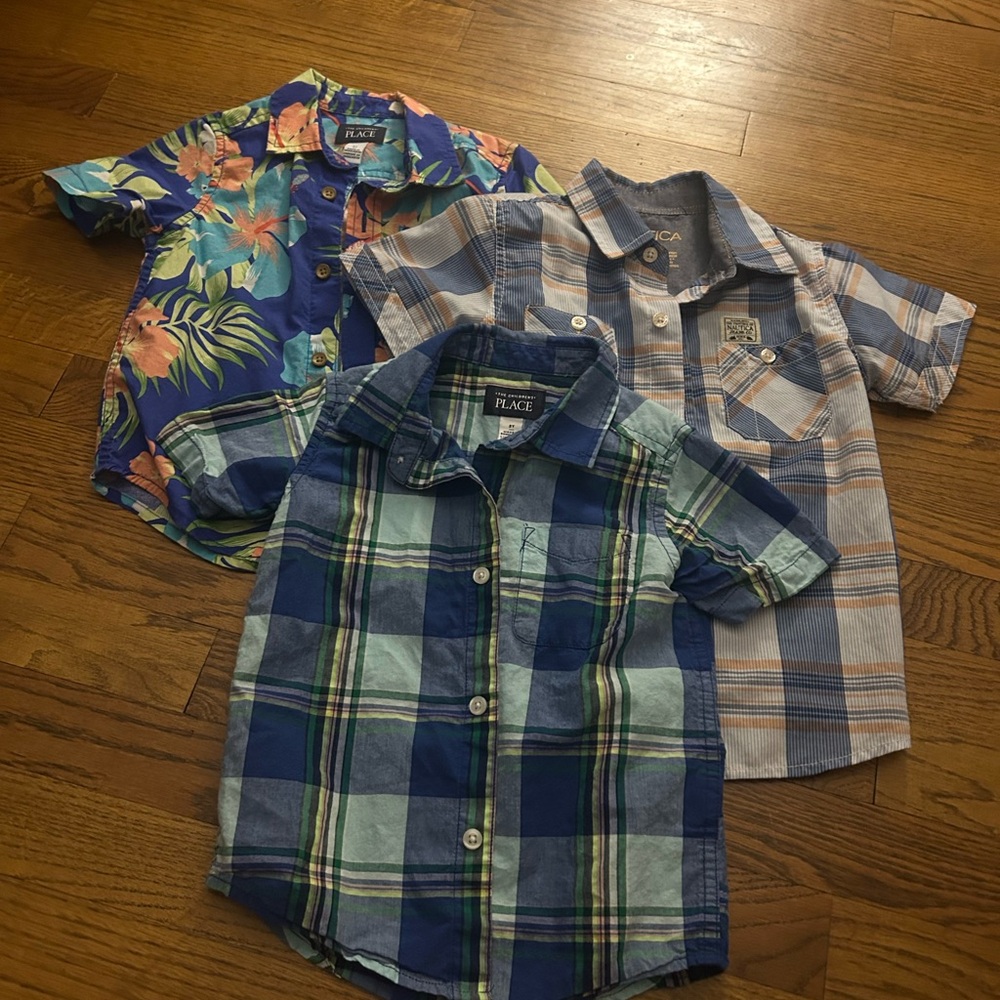 Bundle of 3 short sleeve button up shirts in size 3/4T